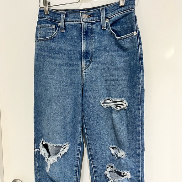Levi’s High Waisted Mom Jean, Size 26 - Picture 6 of 9